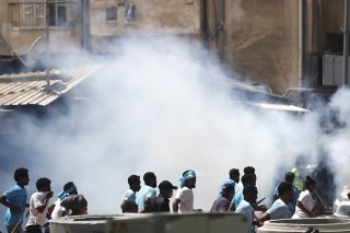 "Les policiers israéliens, qui craignaient pour leur vie, ont tiré à balles réelles sur les émeutiers", a écrit la police dans un communiqué, précisant que 27 de ses membres avaient été blessés dans les affrontements.
